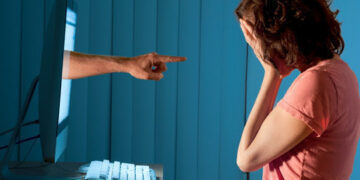 Xúc phạm danh dự